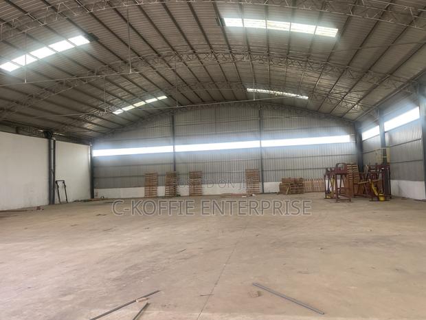 1000 SQM Warehouse With Offices at Circle for Rent · Photo 5