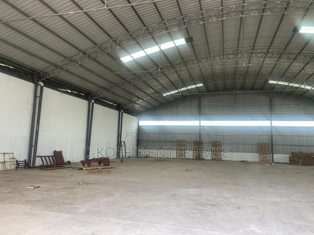 1000 SQM Warehouse With Offices at Circle for Rent · Photo 4