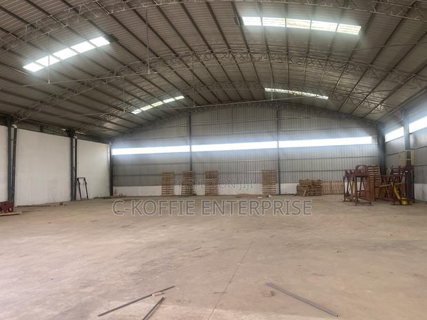 1000 SQM Warehouse With Offices at Circle for Rent · Photo 6
