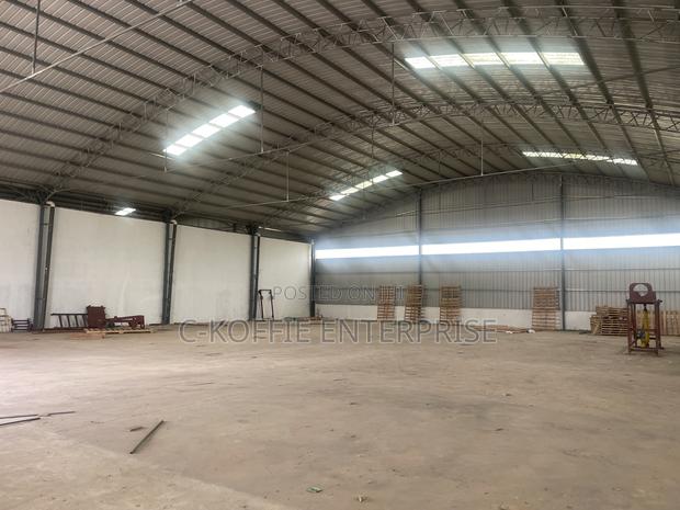 1000 SQM Warehouse With Offices at Circle for Rent · Photo 7