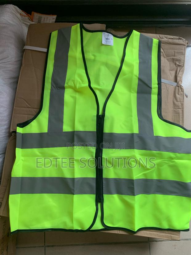 Green Reflective Vest With Zipper · Photo 1