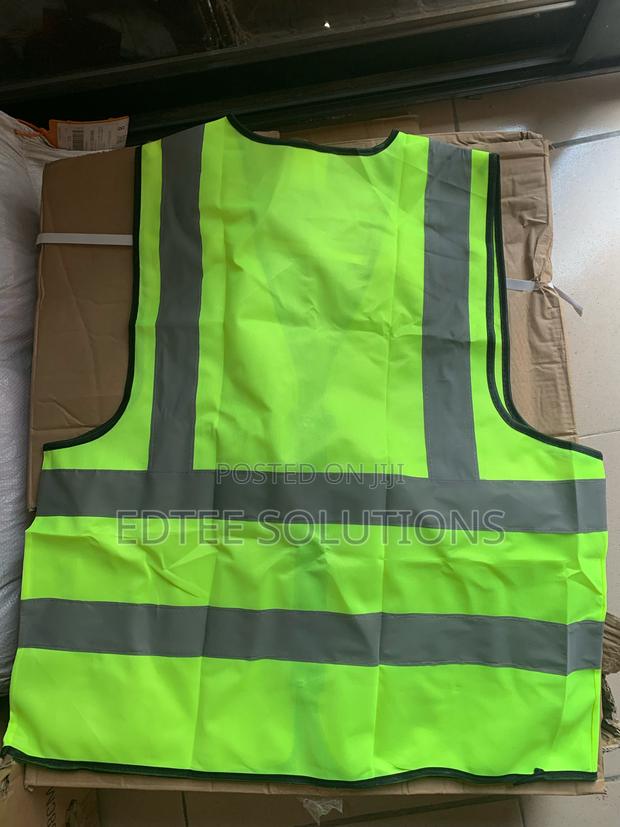 Green Reflective Vest With Zipper · Photo 2