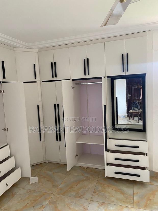 Raf Wardrobe With Laminated Boards Only · Photo 2