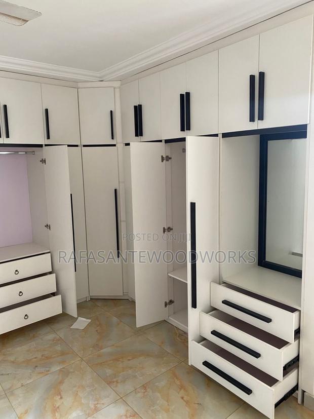 Raf Wardrobe With Laminated Boards Only · Photo 3