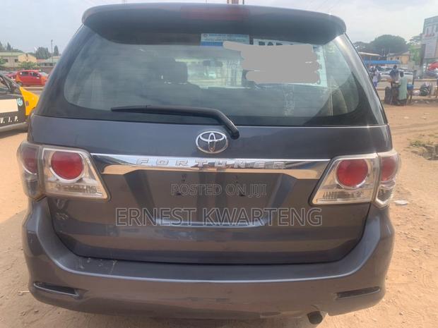Toyota Fortuner 2012 Gray · Photo 2