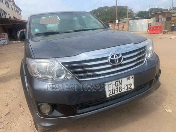 Toyota Fortuner 2012 Gray · Photo 1