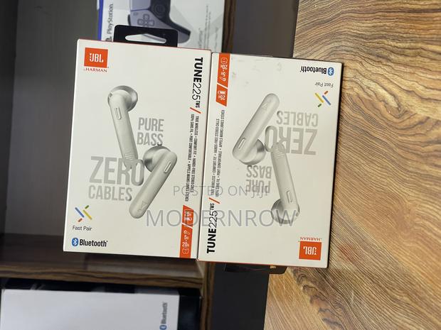 JBL Tune 225tws Earbuds · Photo 3