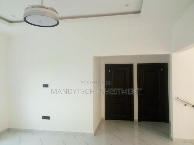 4bdrm Duplex in Lake Side Estate for sale · Photo 3