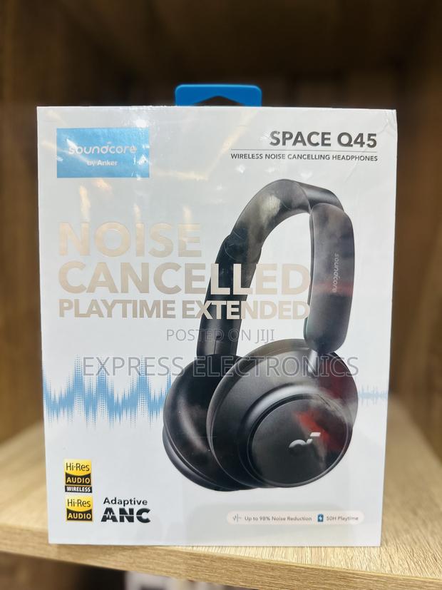 Ultra Modern Sound Core Q45 Headset · Photo 1