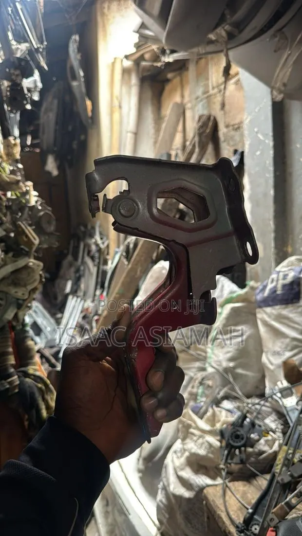Toyota Rav4 2013,2014,2015,2016,2017,2018 Bonnet Hinge / Inches · Photo 1