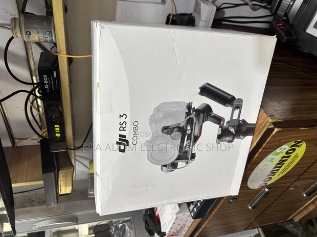 Dji Rs3 Combo Gimbal Stebilizer for DSLR Cameras · Photo 2