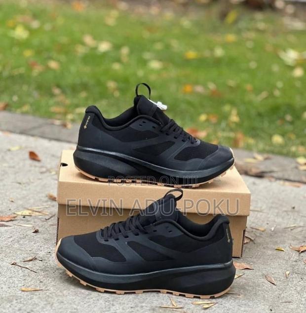 Reebok Goretex Black Sneaker · Photo 2