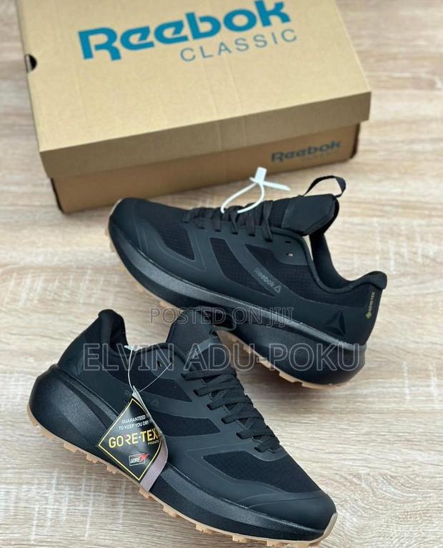 Reebok Goretex Black Sneaker · Photo 1