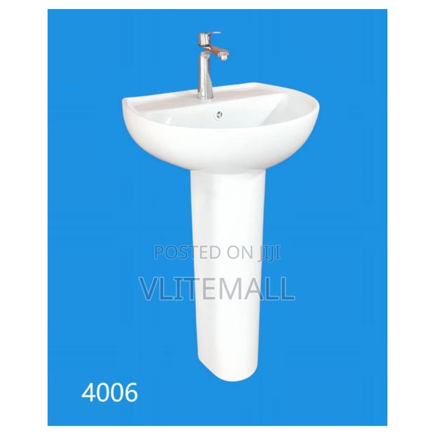 Pedestal Wash Basin · Photo 1