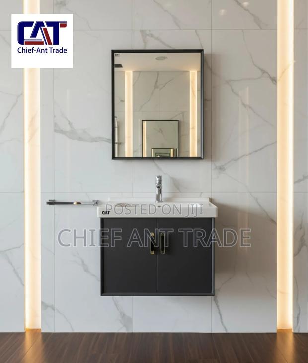 Cabinet Basin Cabinet Mirror · Photo 1