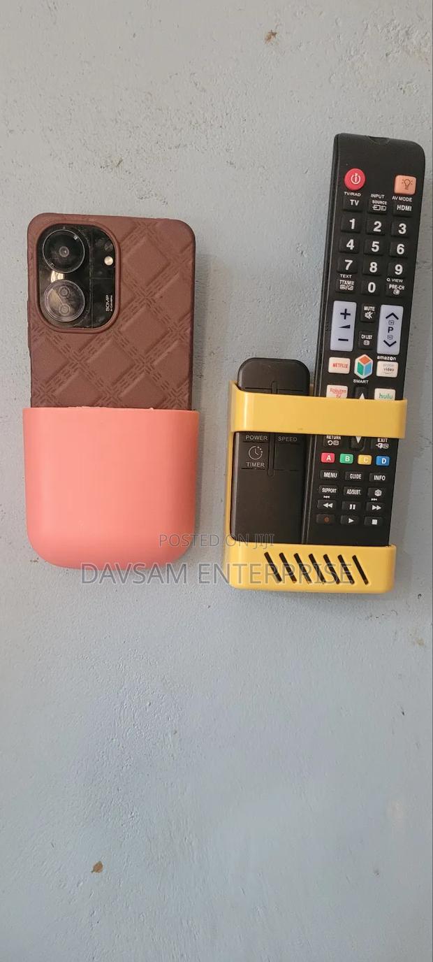 Remote and Phones Holders · Photo 4