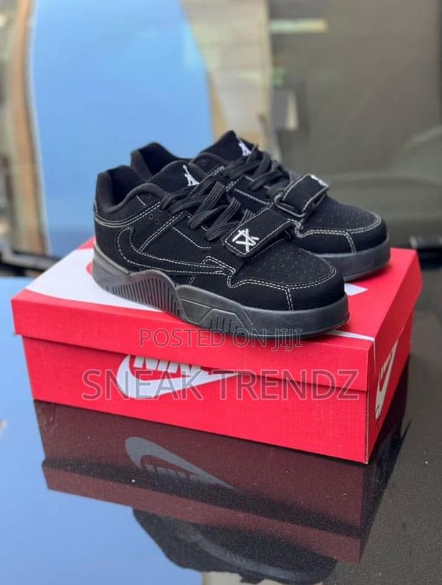 Jordan X Travis Scott Jump Man Black · Photo 1