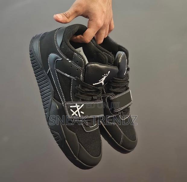 Jordan X Travis Scott Jump Man Black · Photo 3