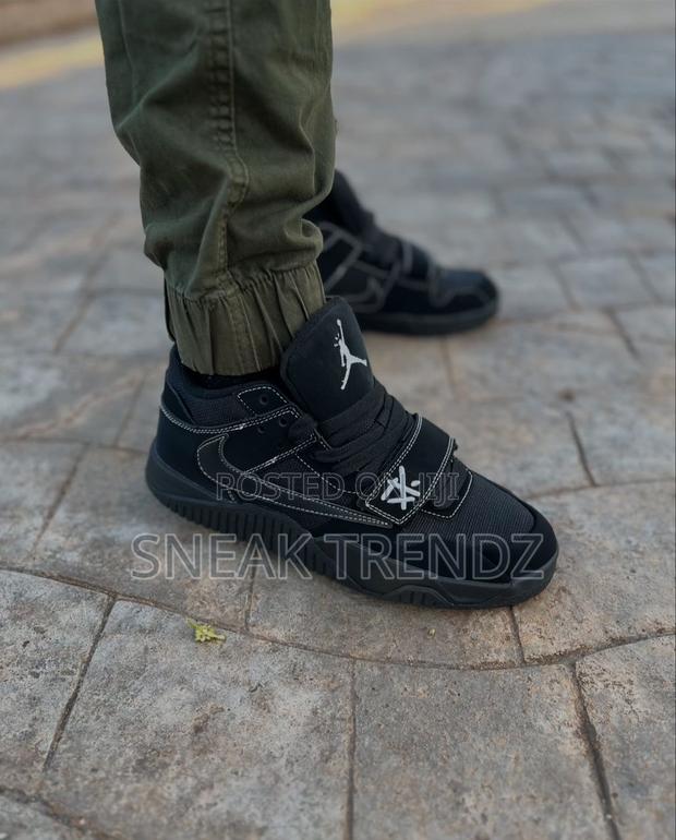 Jordan X Travis Scott Jump Man Black · Photo 2