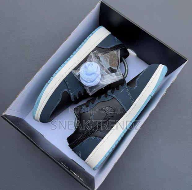 Air Jordan R1 Low Midnight Blue Black N White · Photo 2