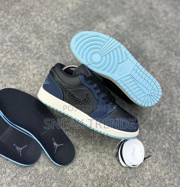 Air Jordan R1 Low Midnight Blue Black N White · Photo 1