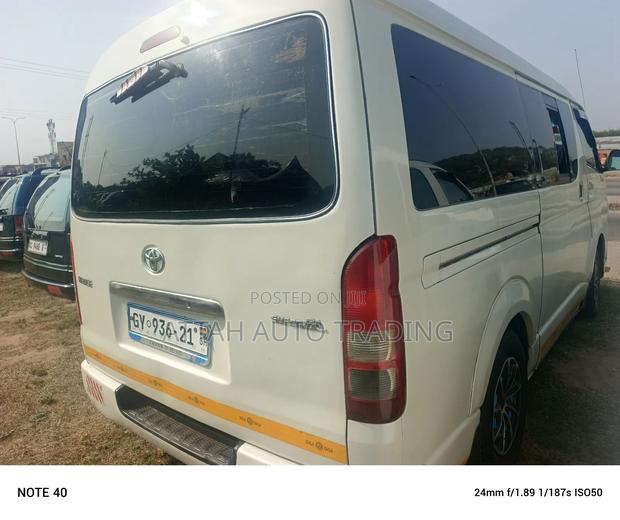 Toyota HiAce 2017 White · Photo 2