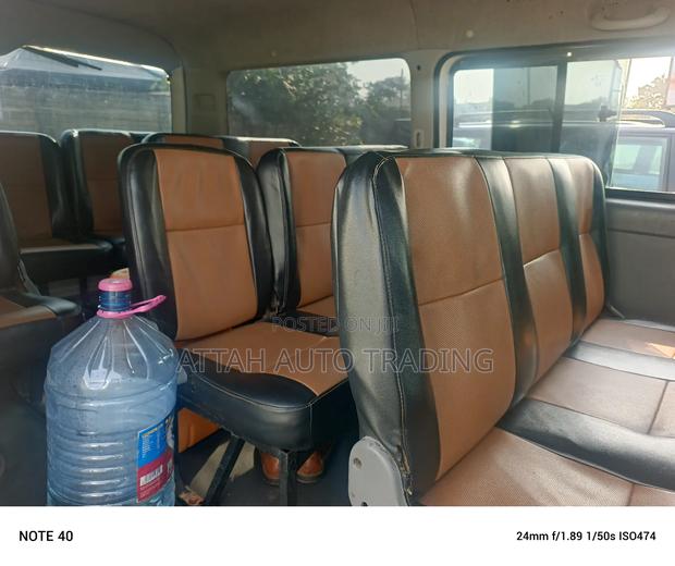 Toyota HiAce 2017 White · Photo 3