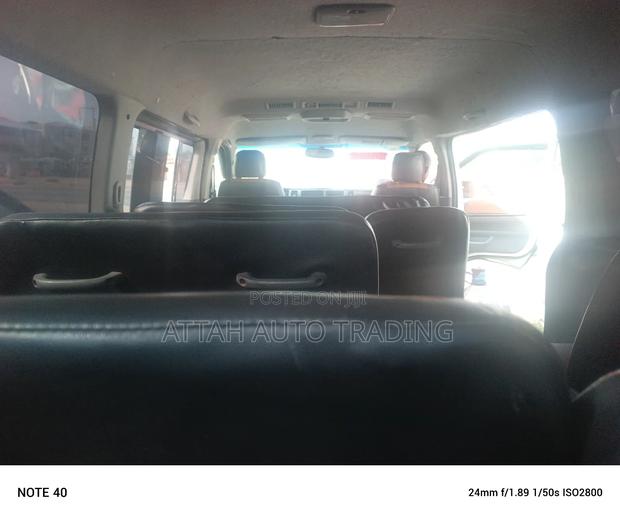 Toyota HiAce 2017 White · Photo 4