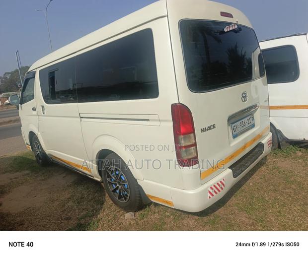 Toyota HiAce 2017 White · Photo 5