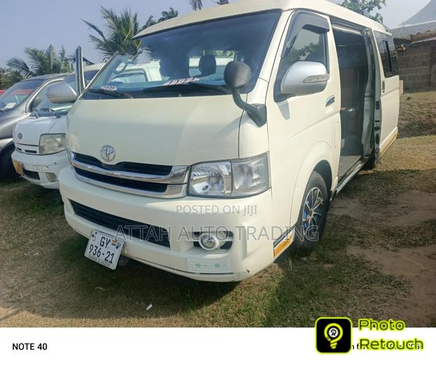 Toyota HiAce 2017 White · Photo 1