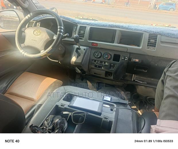Toyota HiAce 2017 White · Photo 7