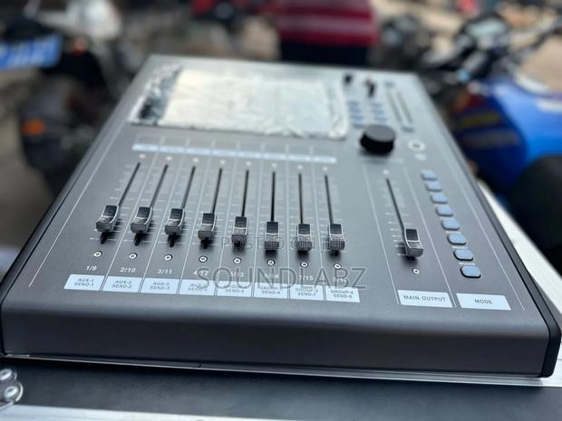 Mackie L-20.8 16channel Digital Mixer. · Photo 1