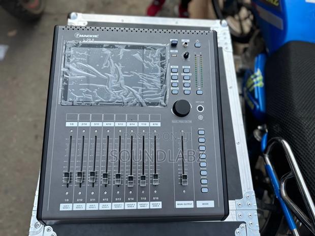 Mackie L-20.8 16channel Digital Mixer. · Photo 2
