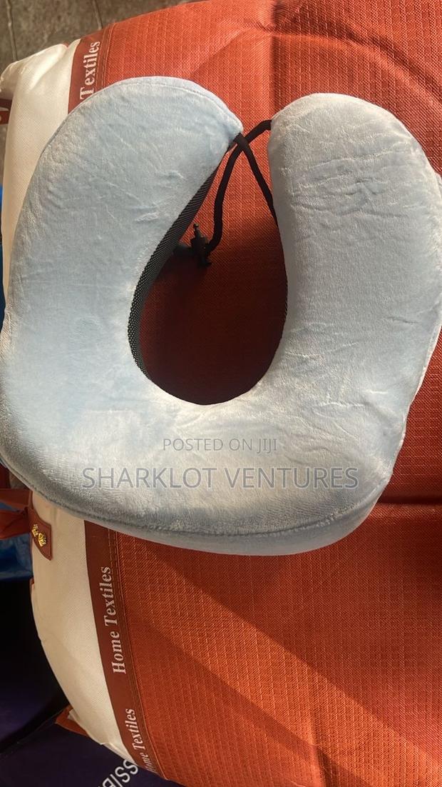 Super Comfy Premium Neck Pillow · Photo 4