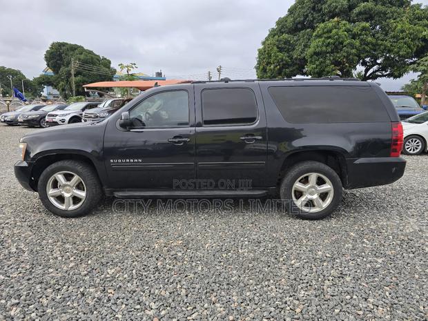 Chevrolet Suburban LS 2500 2012 Black · Photo 3