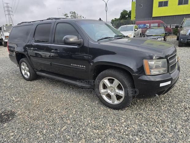 Chevrolet Suburban LS 2500 2012 Black · Photo 8