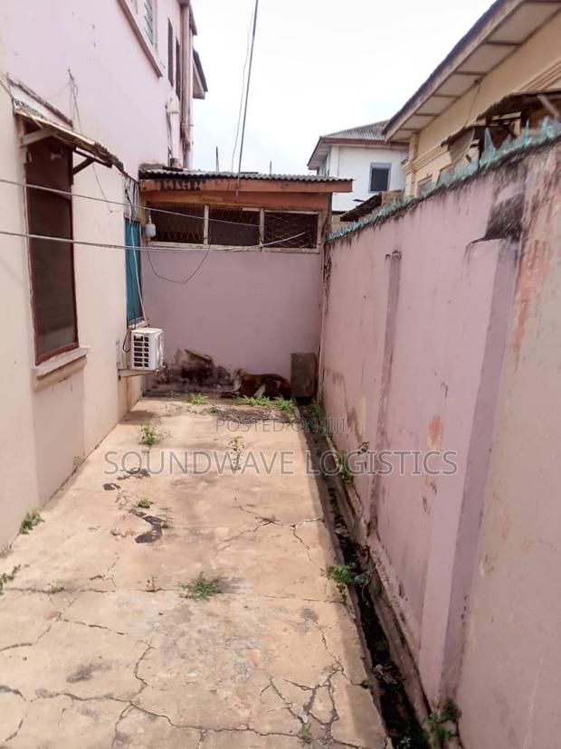 10bdrm House in Market for sale · Photo 2