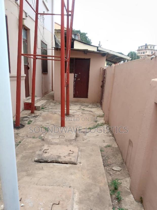 10bdrm House in Market for sale · Photo 3