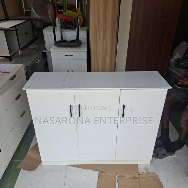 3 Door Cabinet. 120x33x90cm · Photo 2