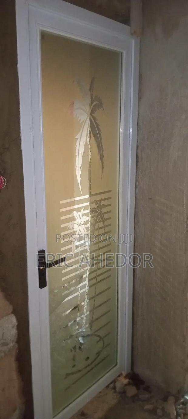 Bathroom and Toilet Glass Door With Coconut Design and Handle · Photo 1