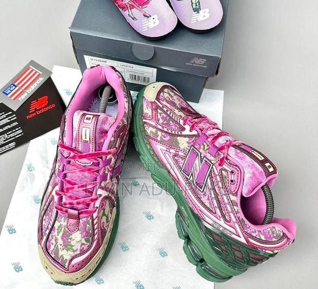 New Balance 1906 Flower Patched Sneaker · Photo 2