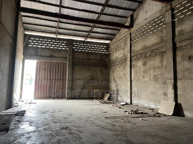 1000 SQM Warehouse at Circle for Rent · Photo 2