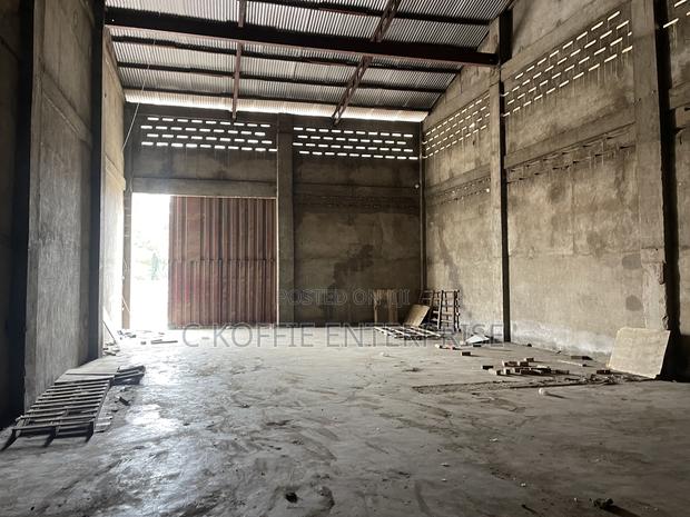 1000 SQM Warehouse at Circle for Rent · Photo 3