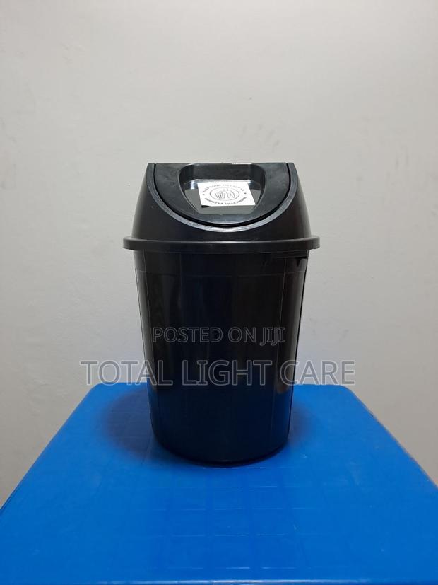 40 Liters Swivel Dustbin · Photo 1