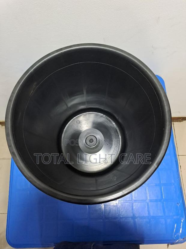 40 Liters Swivel Dustbin · Photo 2