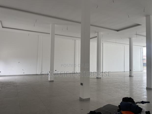 Showroom of 1,750 SQM at Spintex for Rent · Photo 4