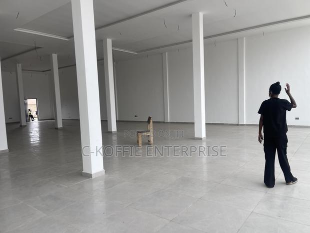 Showroom of 1,750 SQM at Spintex for Rent · Photo 2