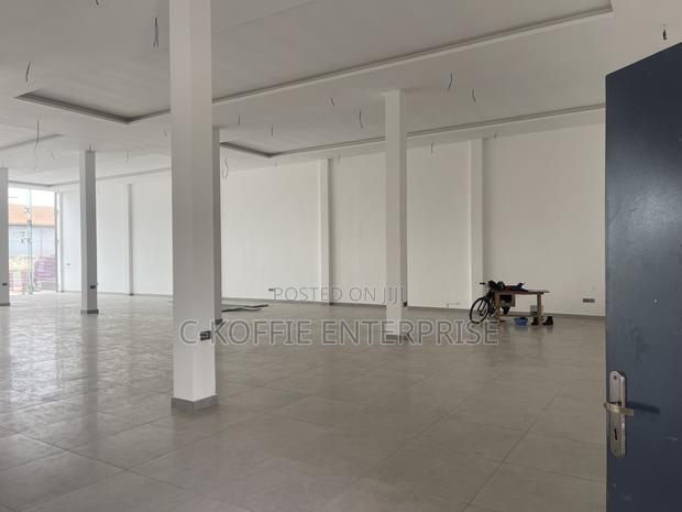 Showroom of 1,750 SQM at Spintex for Rent · Photo 1