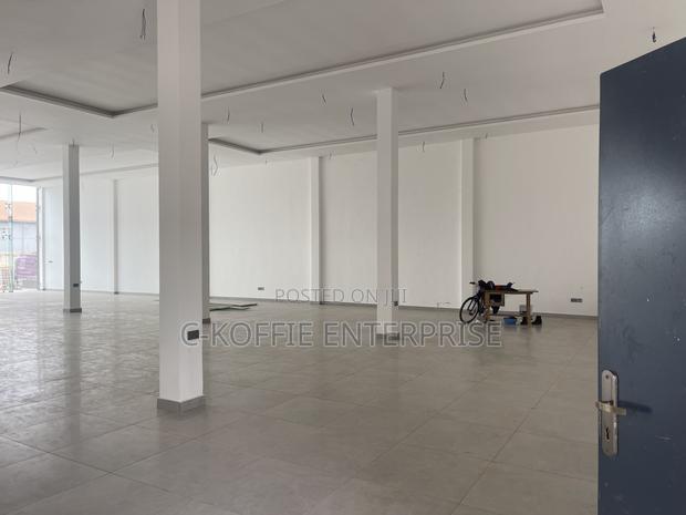 Showroom of 1,750 SQM at Spintex for Rent · Photo 6