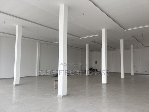 Showroom of 1,750 SQM at Spintex for Rent · Photo 7